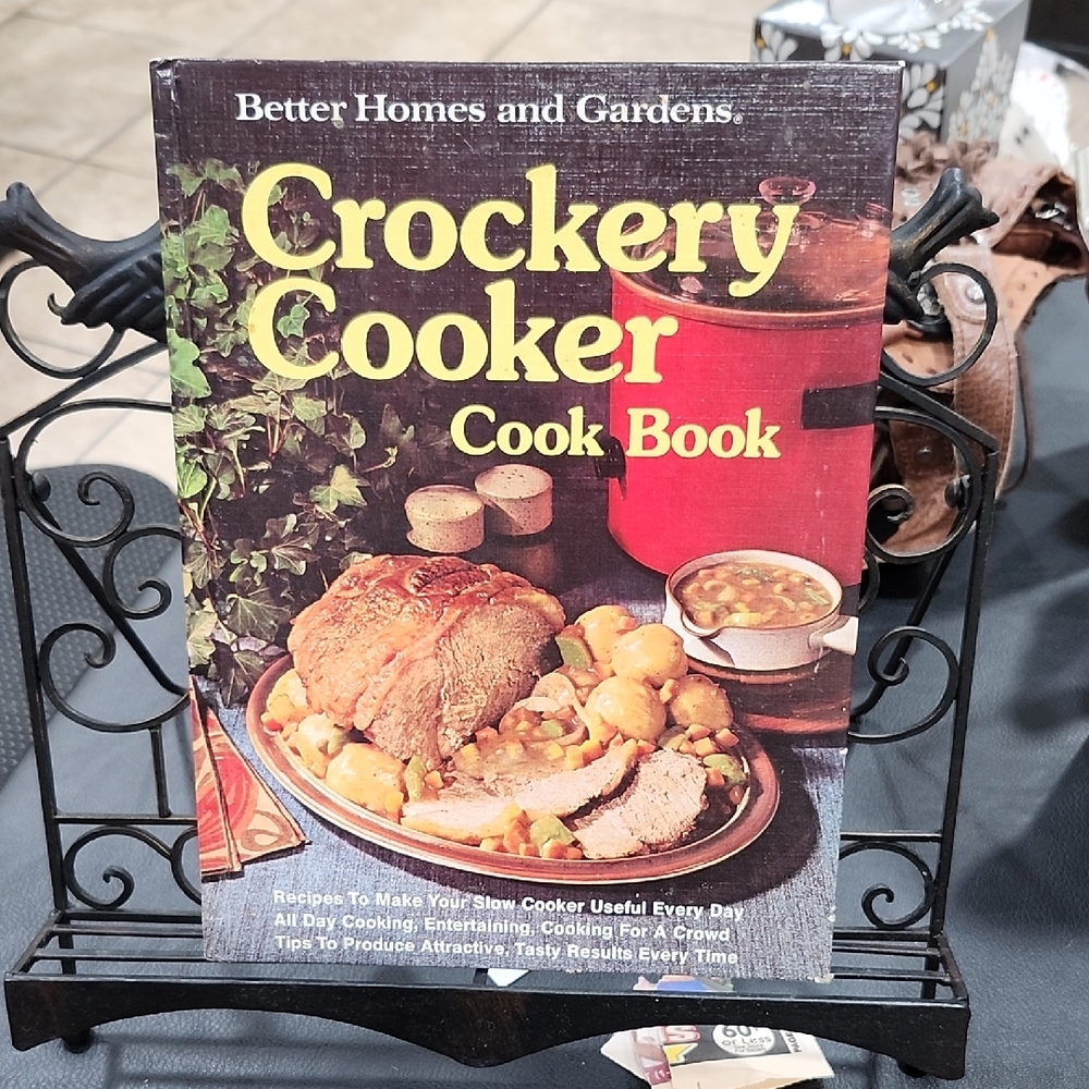 VINTAGE 1976 'BETTER HOMES and GARDENS CROCKERY COOKER' COOKBOOK